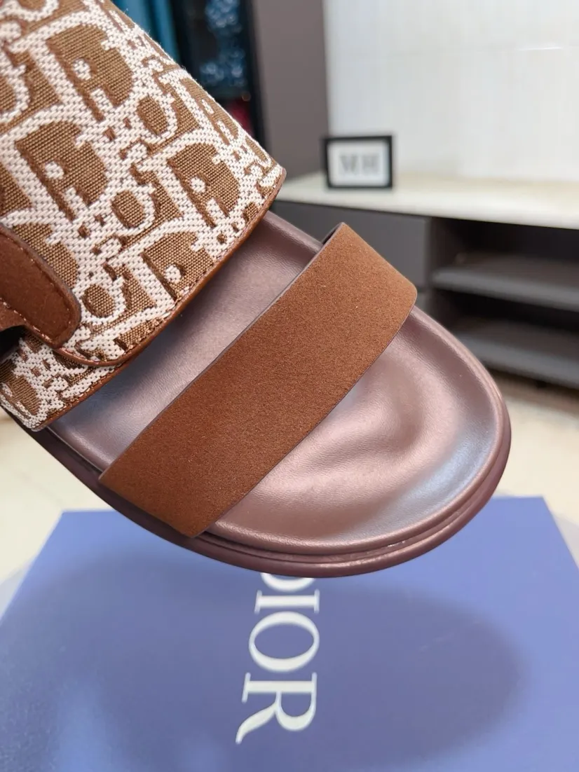 Men's Men's Shoes 💰320🌸🌸Dior Aqua Men's Sandals Slippers. Showcasing Dior haute couture design. The Dior gray suede strap is accented with an aluminum Dior buckle for added style. Paired with a comfortable tonal notch sole, they pair easily with shorts or jeans for a sophisticated look. Main body: suede cow leather, technical fabric lining: cow leather, with adjustable straps, aluminum Dior buckle, Dior gray EVA insole, tonal notch rubber outsole splicing structure👌👌size: 38-44 (45.46 customized)